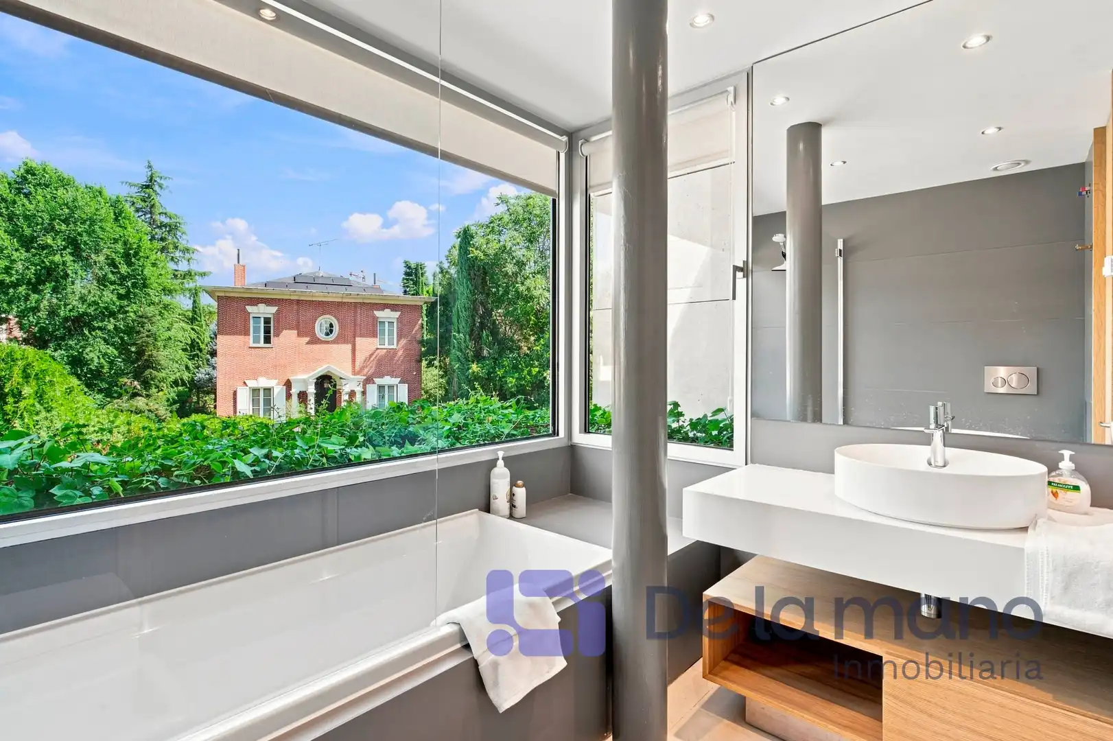 Bathroom of Houses for sale in Madrid  with Air Conditioner, Heating and Private garden