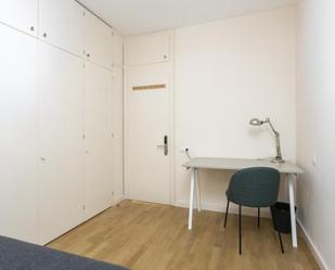 Bedroom of Apartment to share in  Barcelona Capital  with Oven, Washing machine and Microwave