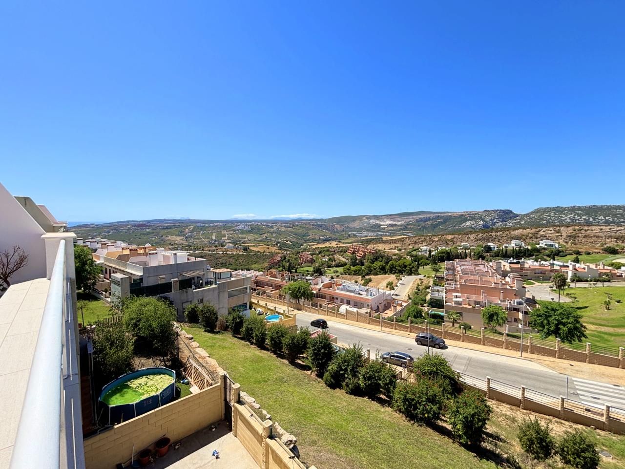 Vista exterior de Àtic en venda en Casares amb Aire condicionat, Terrassa i Traster
