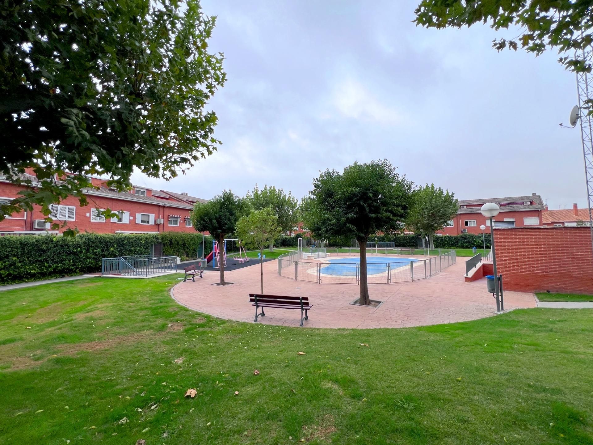 Swimming pool of Single-family semi-detached for sale in Valdemoro  with Air Conditioner, Heating and Terrace