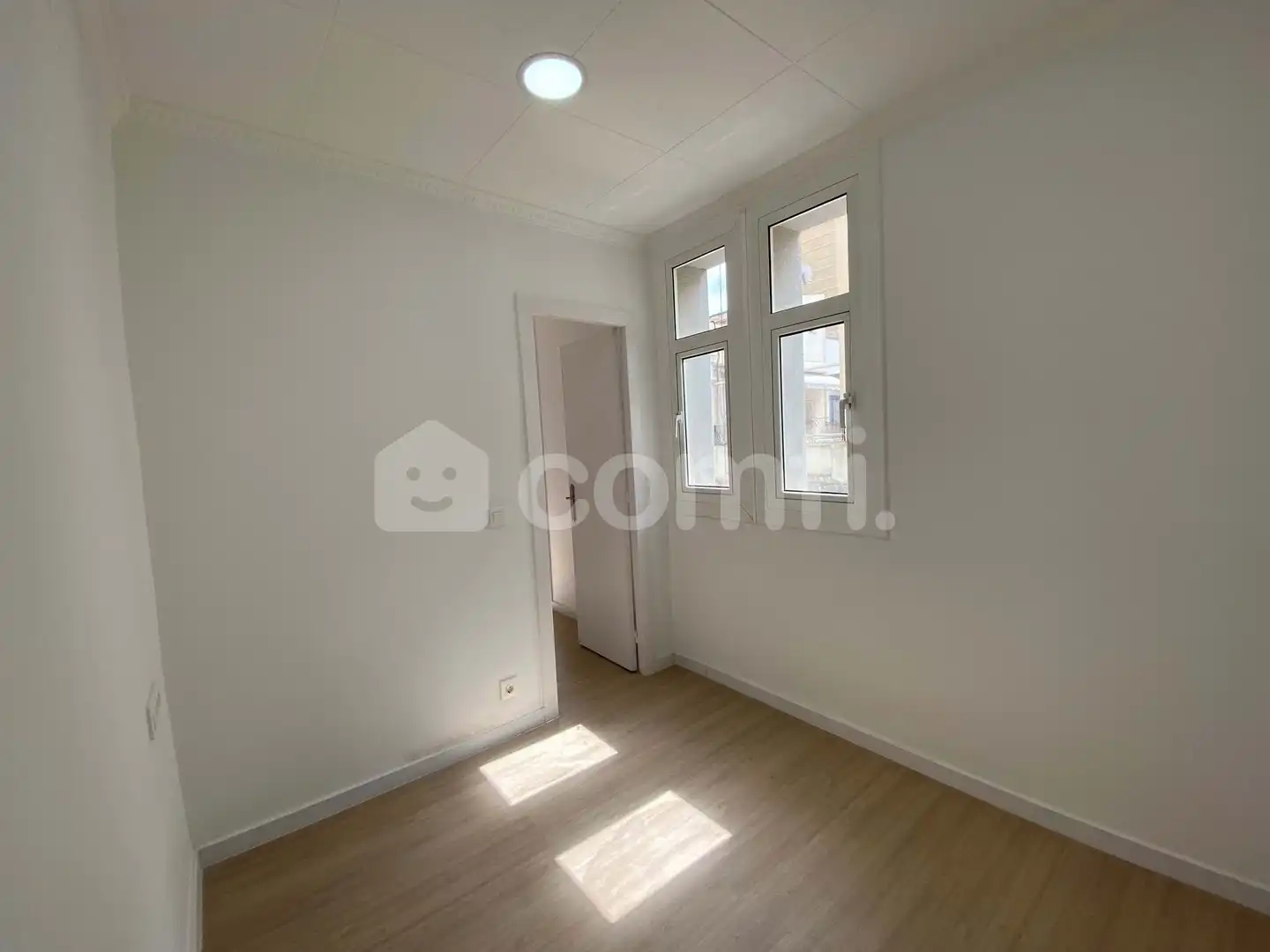 Schlafzimmer von Dachboden zum Verkauf in Barcelona mit Balkon