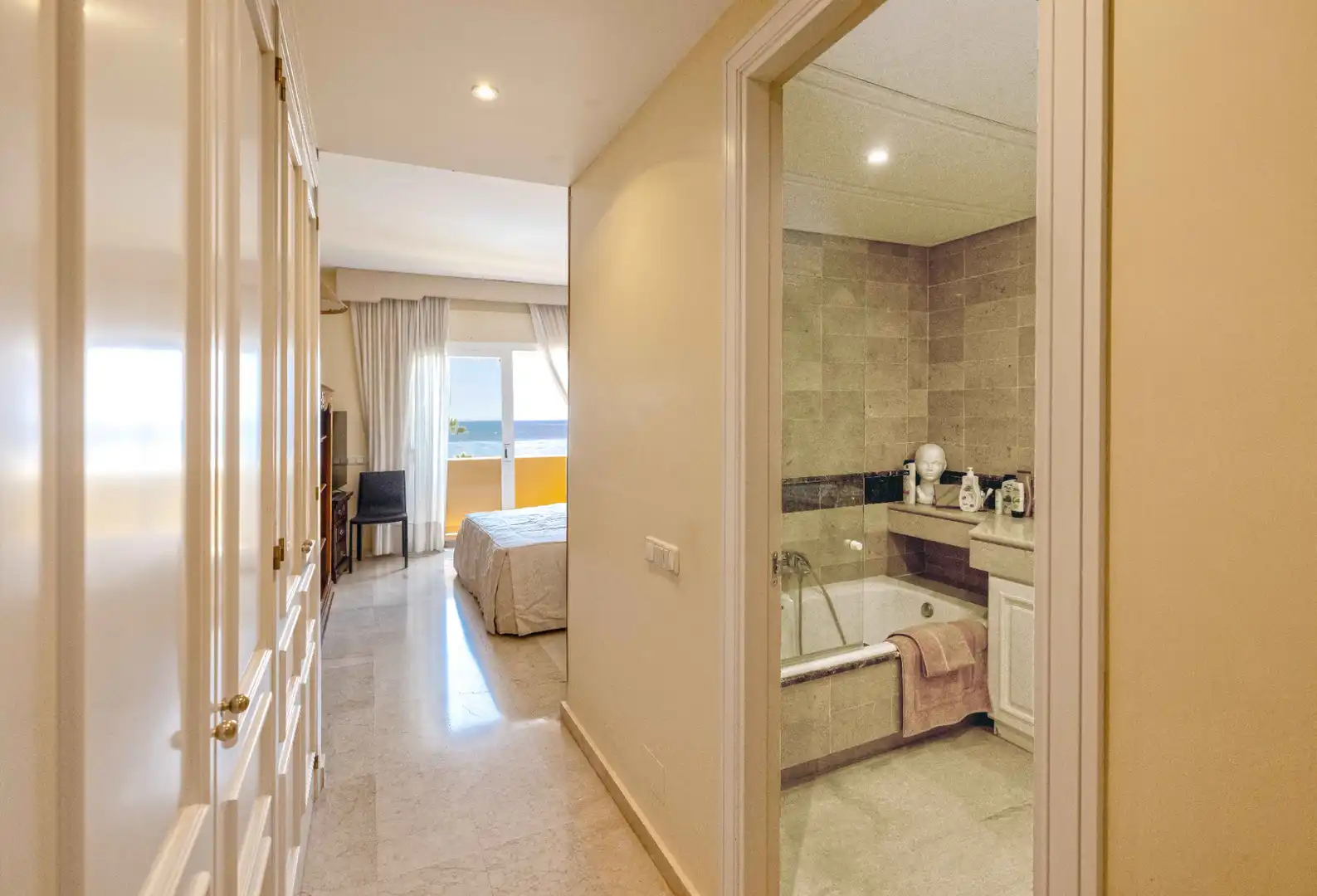 Schlafzimmer von Dachboden zum Verkauf in Marbella mit Klimaanlage, Heizung und Terrasse