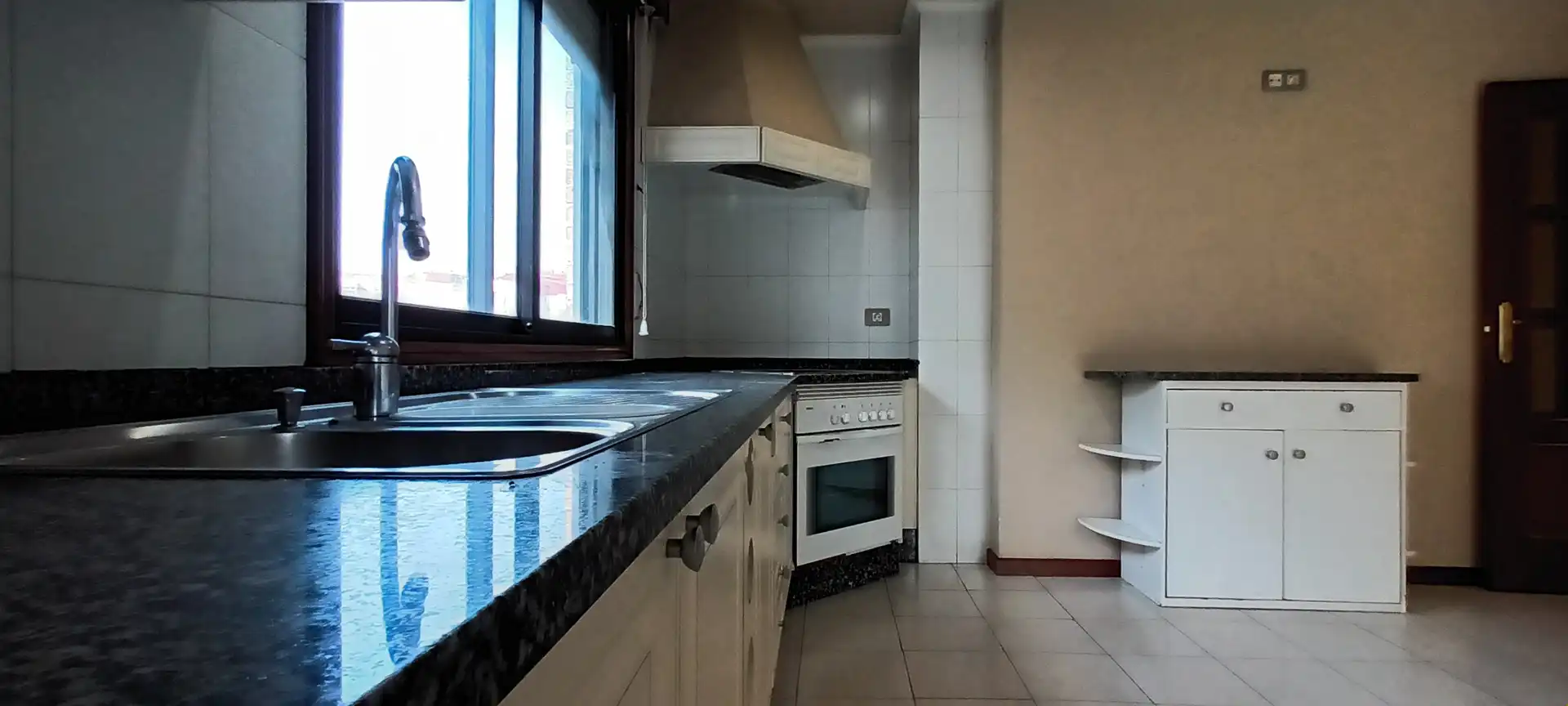 Küche von Wohnung zum Verkauf in Vigo  mit Abstellraum und Balkon