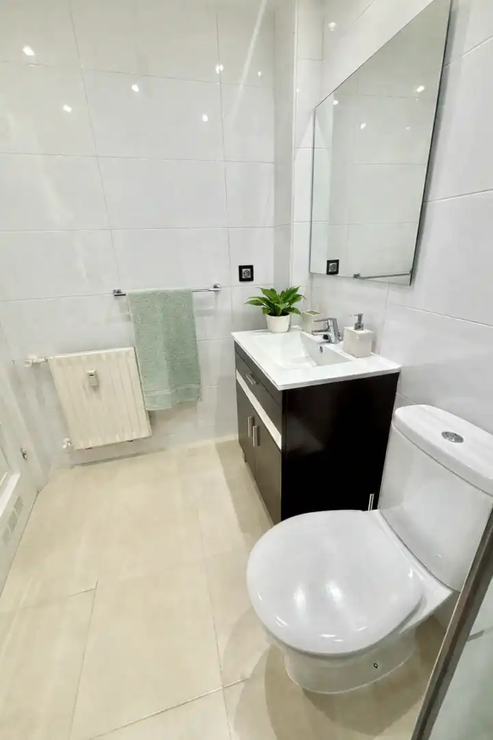 Baño de Ático en venta en Oviedo  con Calefacción y Parquet