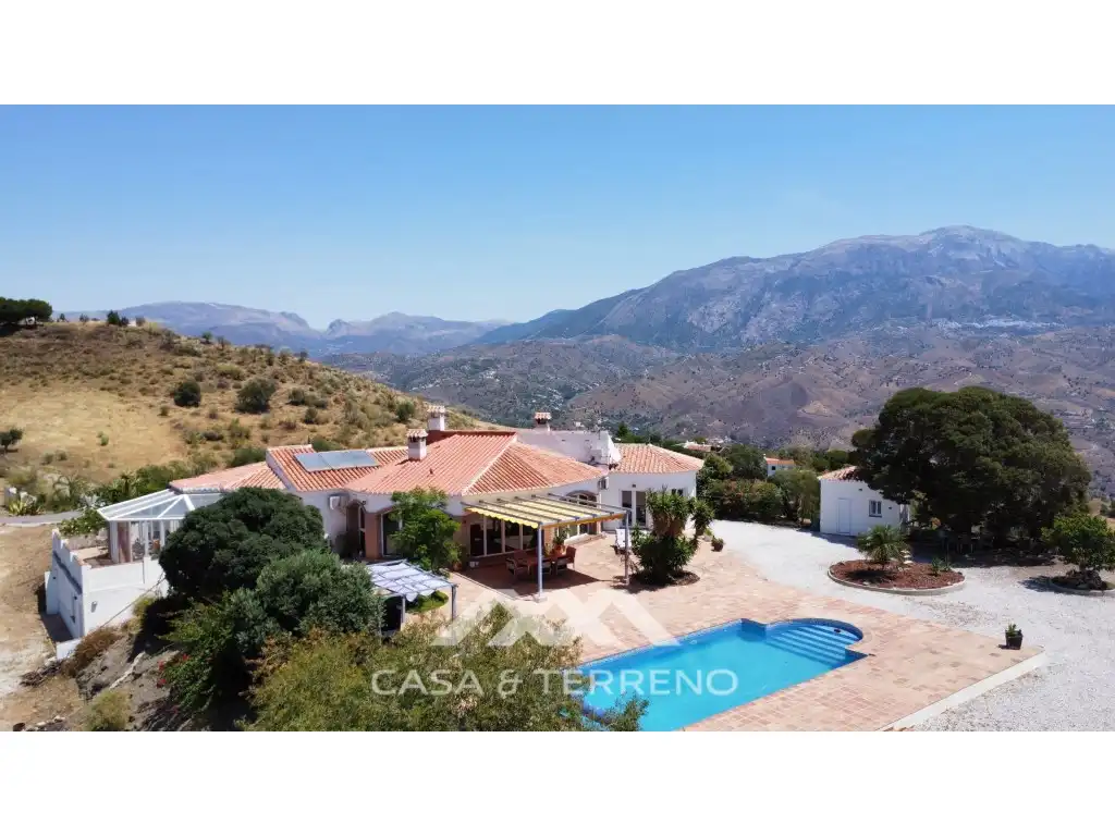 Vista exterior de Casa o xalet en venda en Vélez-Málaga amb Aire condicionat, Jardí privat i Terrassa