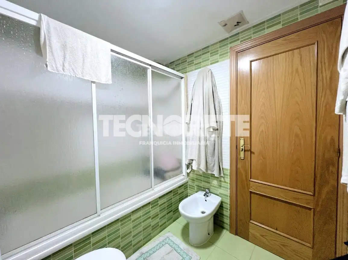Badezimmer von Wohnung zum Verkauf in Cobisa mit Heizung und Privatgarten
