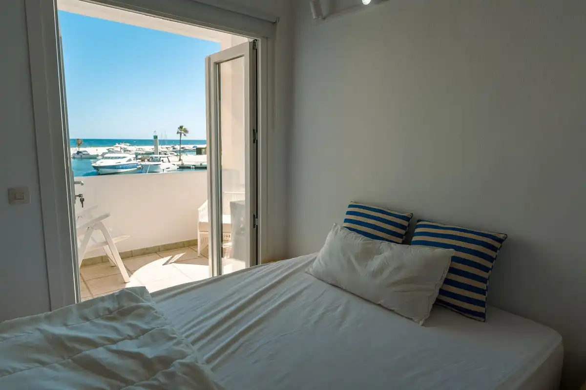 Dormitori de Casa adosada de lloguer en Marbella amb Piscina comunitària
