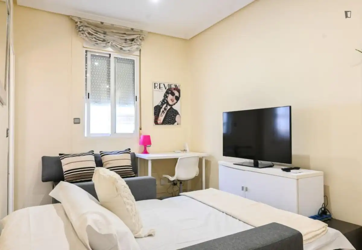 Schlafzimmer von Wohnungen zur Miete in Madrid mit Klimaanlage, Heizung und Möbliert