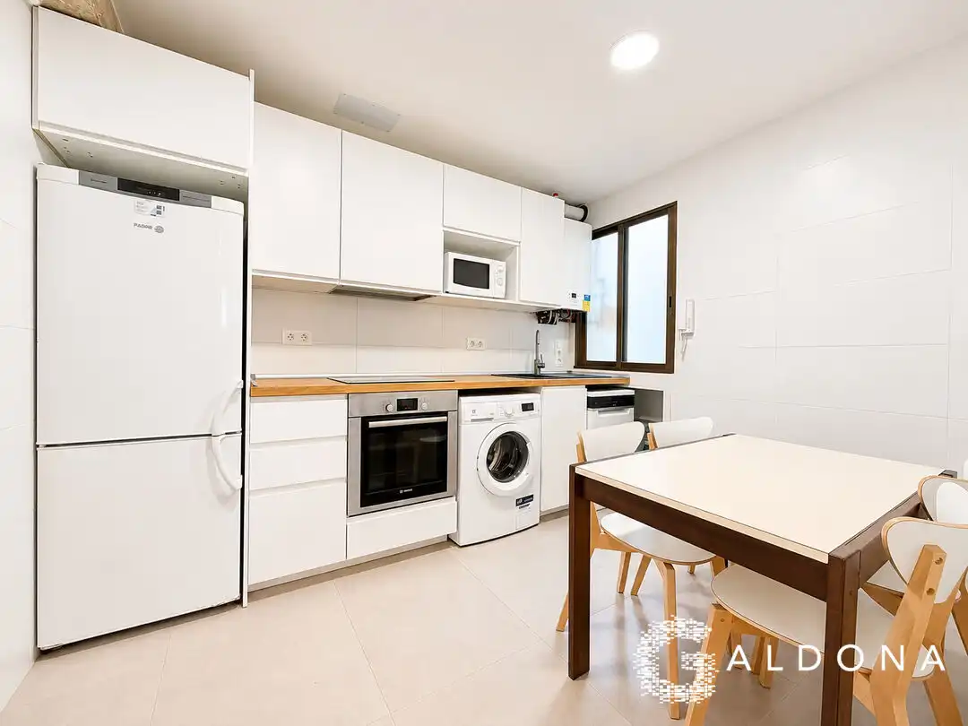 Küche von Wohnung zur Miete in Donostia - San Sebastián  mit Heizung, Ofen und Waschmaschine