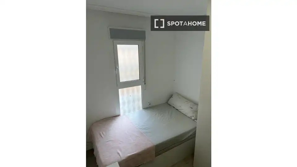 Bedroom of Flat for share in Valencia  with Air Conditioner, Heating and Terrace