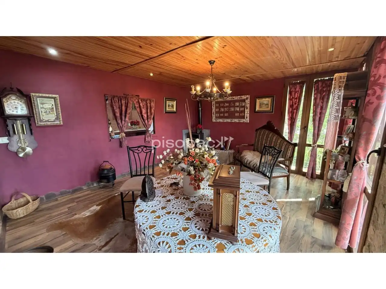 Sala d'estar de Casa o xalet en venda en Undués de Lerda amb Calefacció, Jardí privat i Parquet