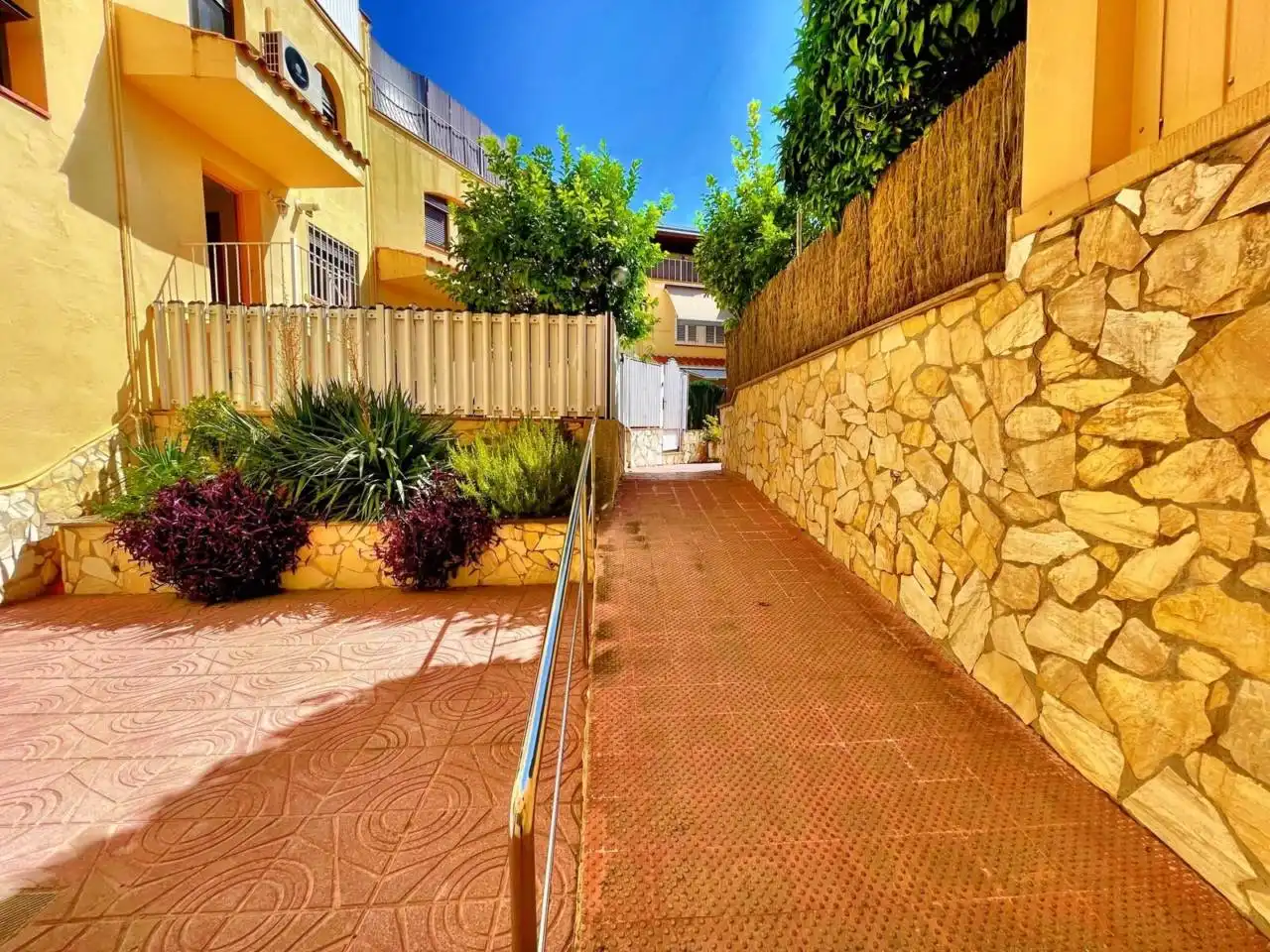 Exterior view of Detached homes for sale in Cerdanyola del Vallès  with Air Conditioner, Heating and Private garden