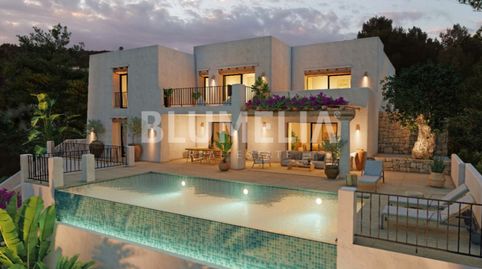 Villa de estilo ibizenco con vistas al mar en venta en Moraira
