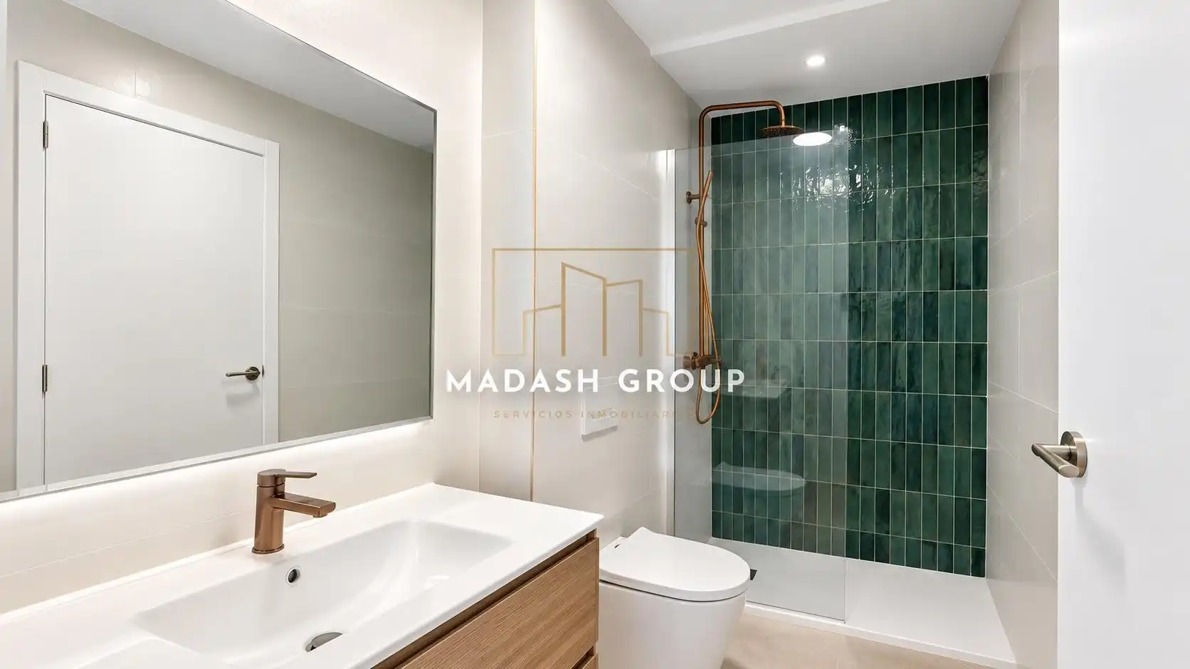 Badezimmer von Wohnung zum Verkauf in Reus mit Parkett und Terrasse