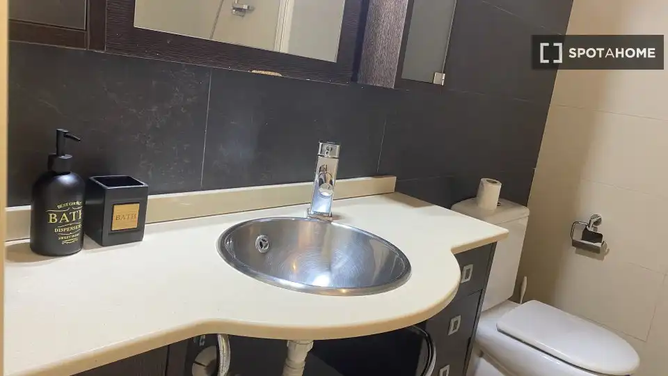 Badezimmer von Wohnung zur Miete in Madrid mit Klimaanlage, Heizung und Möbliert