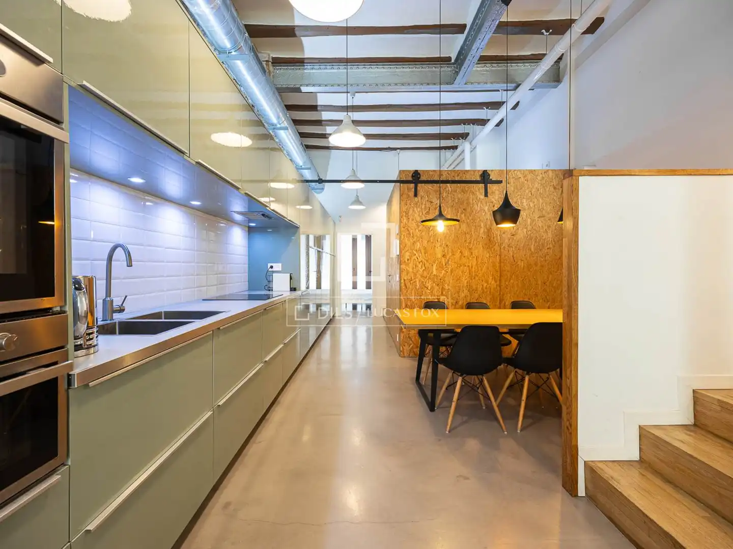 Küche von Wohnung zum Verkauf in Barcelona mit Klimaanlage und Terrasse