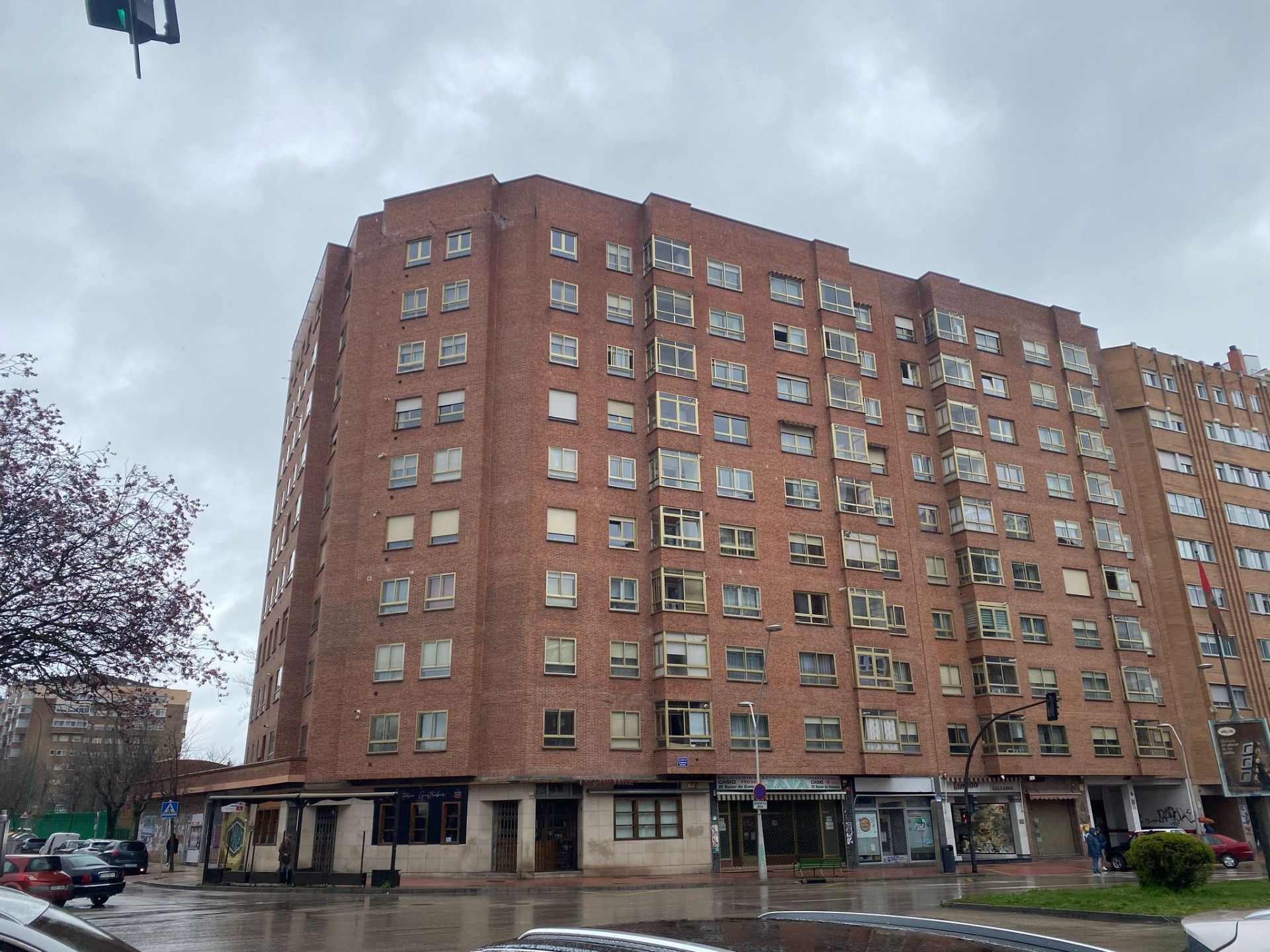 Vista exterior de Piso en venta en Burgos Capital con Calefacción, Parquet y Trastero
