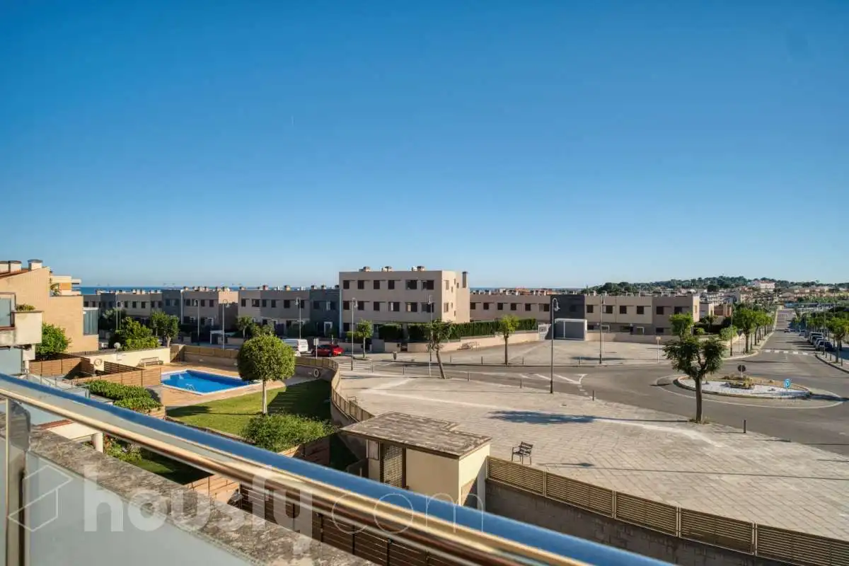 Außenansicht von Maisonette zum Verkauf in Roda de Berà mit Klimaanlage, Terrasse und Abstellraum