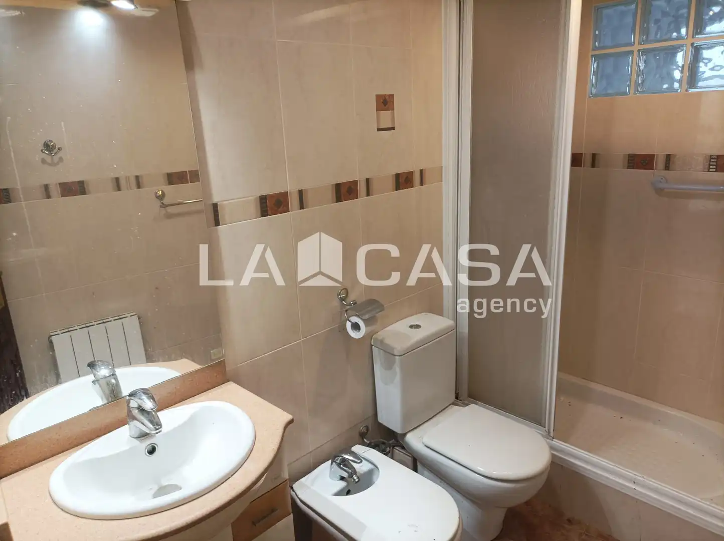 Piso en venta en Santa Coloma de Gramenet con Calefacción, Terraza y Trastero