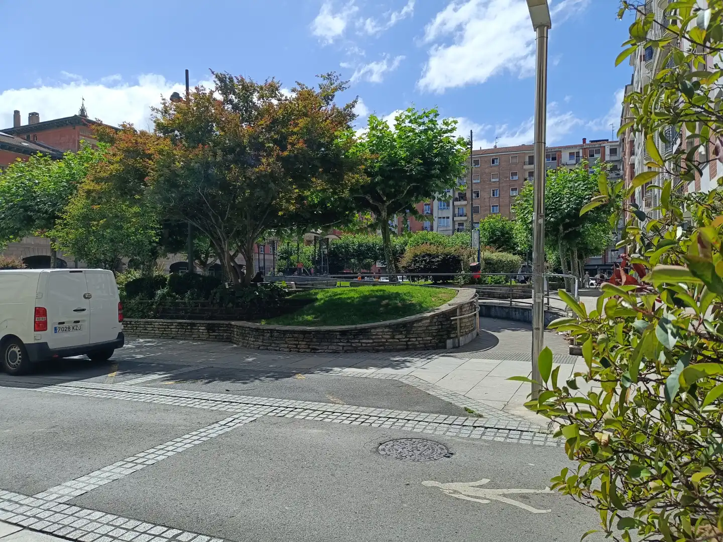 Vista exterior de Local en venda en Erandio amb Terrassa i Moblat