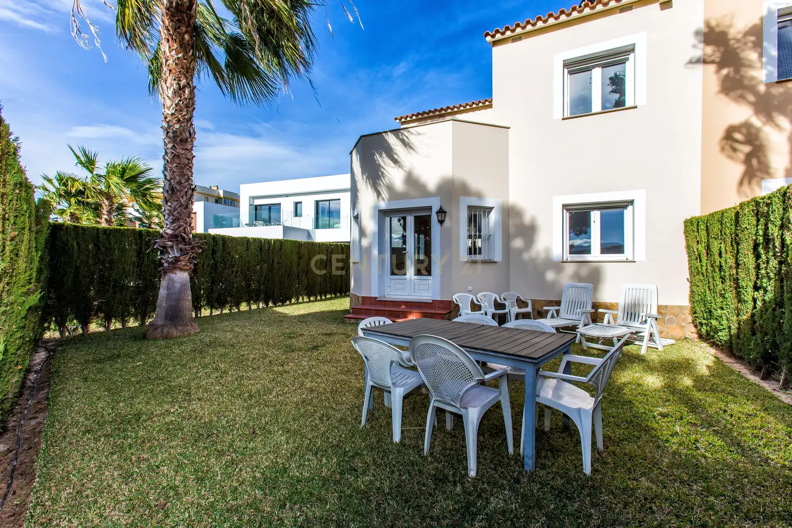 Garten von Einfamilien-Reihenhaus zum Verkauf in Oliva mit Klimaanlage, Privatgarten und Ofen