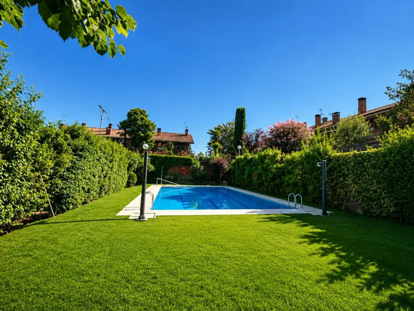 Piscina de Casa adosada de alquiler en Boadilla del Monte con Aire acondicionado, Calefacción y Jardín privado