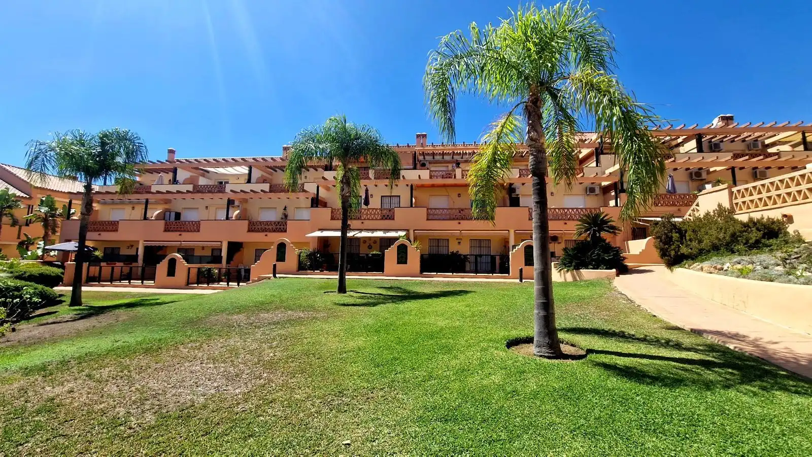 Vista exterior de Planta baja en venta en Mijas con Aire acondicionado, Jardín privado y Terraza