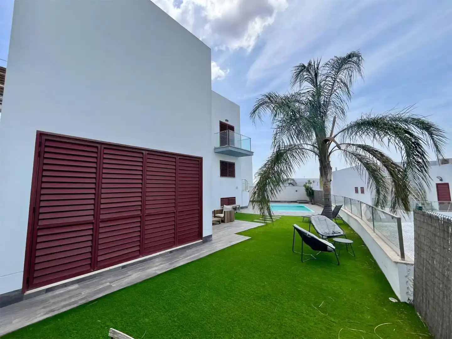 Vista exterior de Casa o xalet en venda en Montequinto amb Aire condicionat, Piscina i Balcó