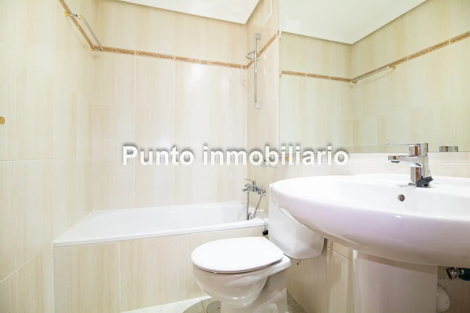 Bathroom of Flat for rent in Valladolid  with Heating and Parquet flooring