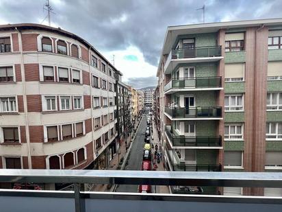 Vista exterior de Pis en venda en Barakaldo  amb Calefacció, Moblat i Balcó