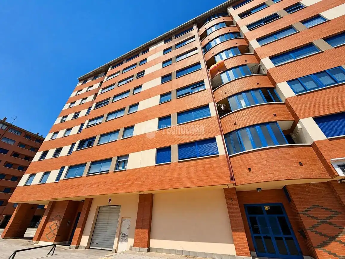 Vista exterior de Pis en venda en León Capital  amb Calefacció, Parquet i Terrassa