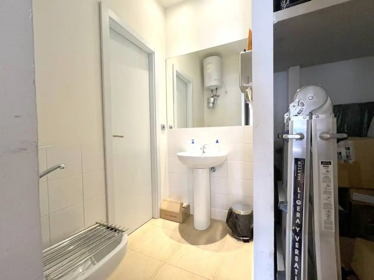 Badezimmer von Büro zur Miete in Burgos mit Klimaanlage und Heizung
