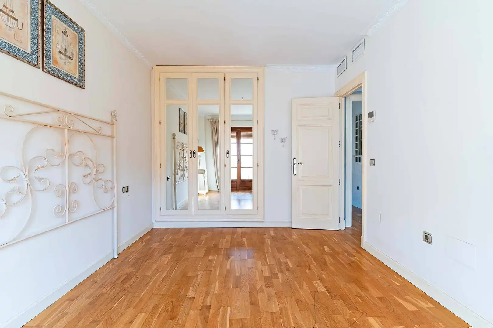 Dormitori de Casa o xalet en venda en Almería amb Jardí privat, Terrassa i Alarma