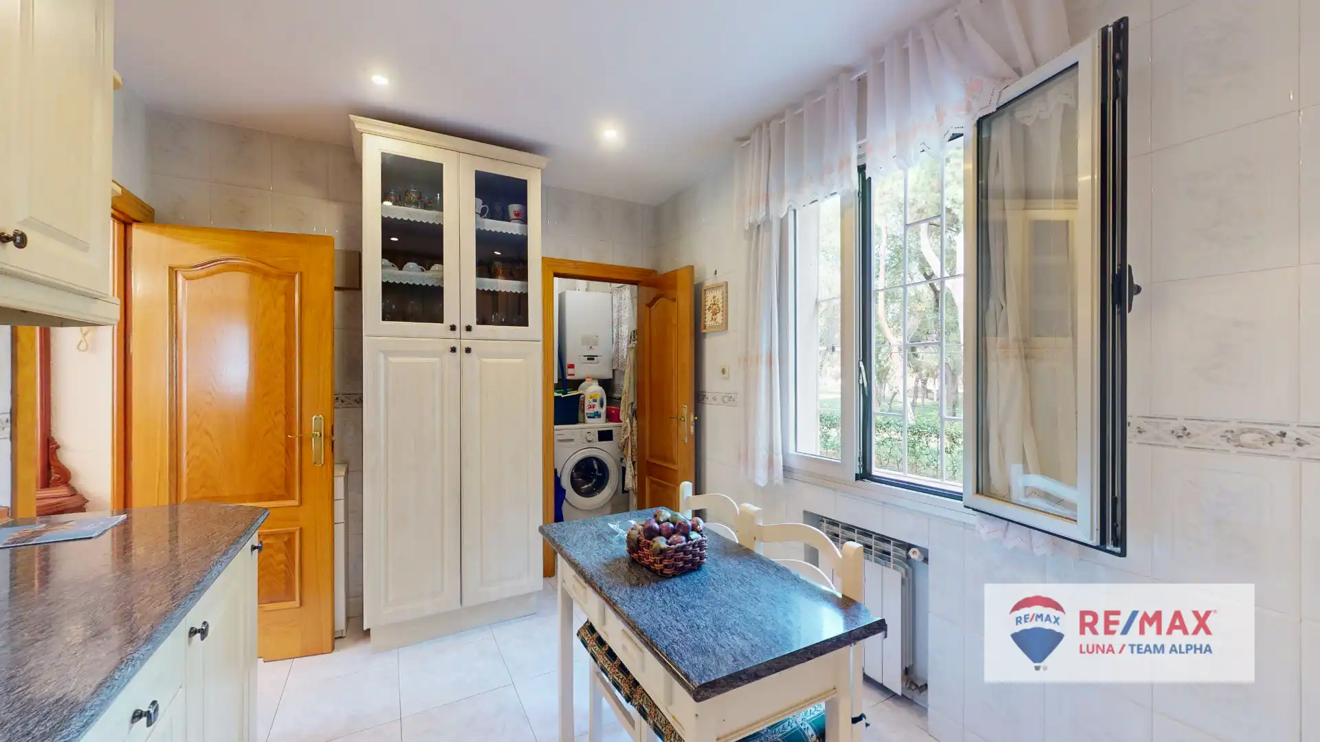 Flat with garden for sale in Calle del General Cadenas Campos 34, imagen 9