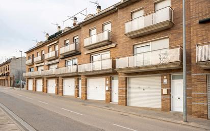 Vista exterior de Casa adosada en venda en Vic amb Terrassa i Balcó