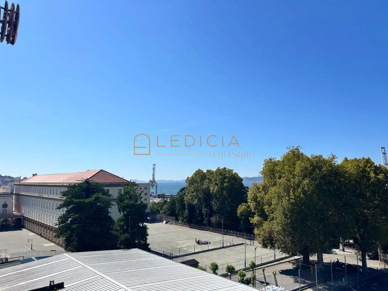 Vista exterior de Pis en venda en Vigo  amb Calefacció, Parquet i Moblat