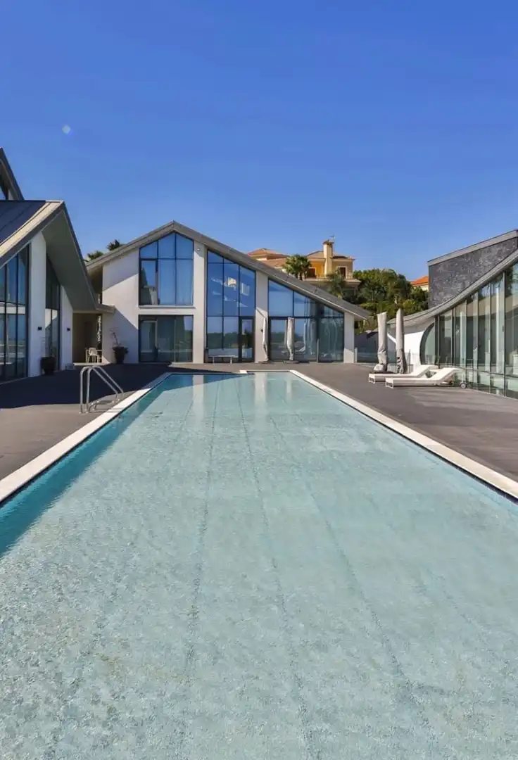 Swimming pool of Houses for sale in Sotogrande  with Air Conditioner, Heating and Private garden