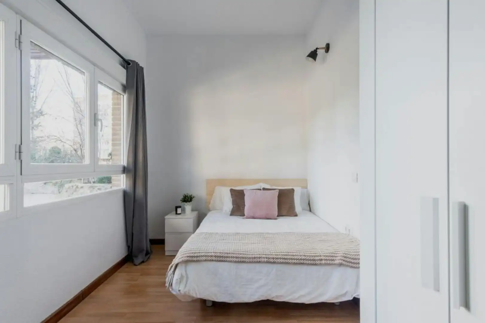 Bedroom of Flat for share in  Madrid Capital  with Furnished, Washing machine and TV