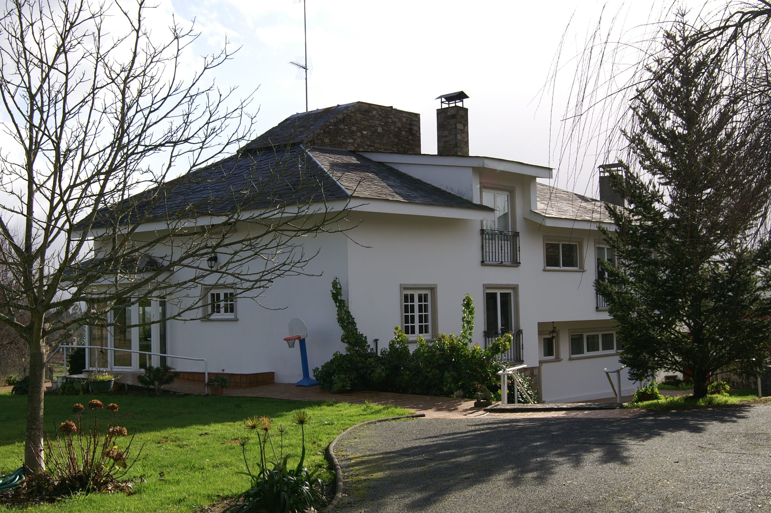 Vista exterior de Casa o xalet en venda en Bergondo amb Jardí privat, Terrassa i Traster