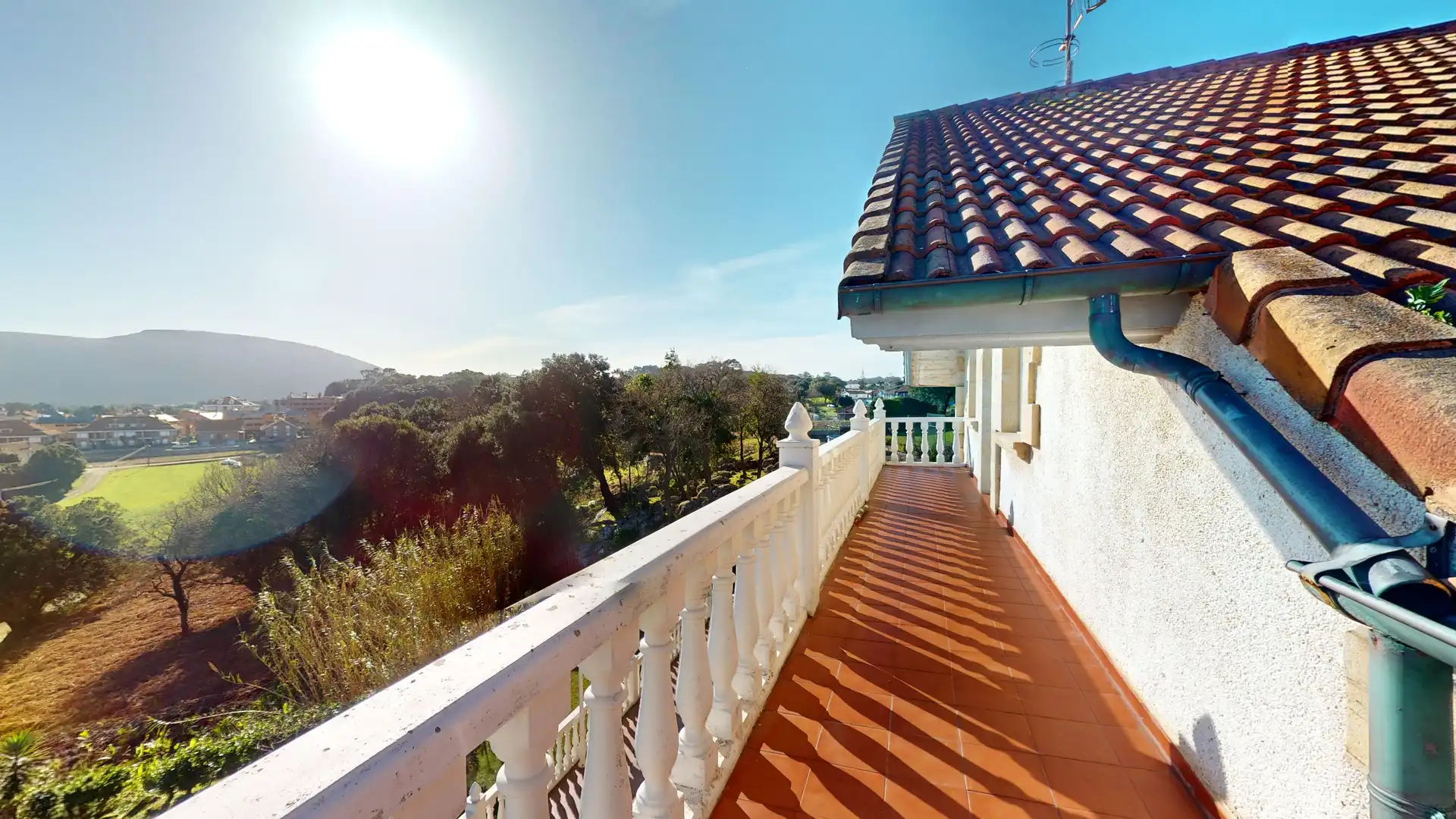 Vista exterior de Casa o xalet en venda en Arnuero amb Calefacció, Terrassa i Balcó
