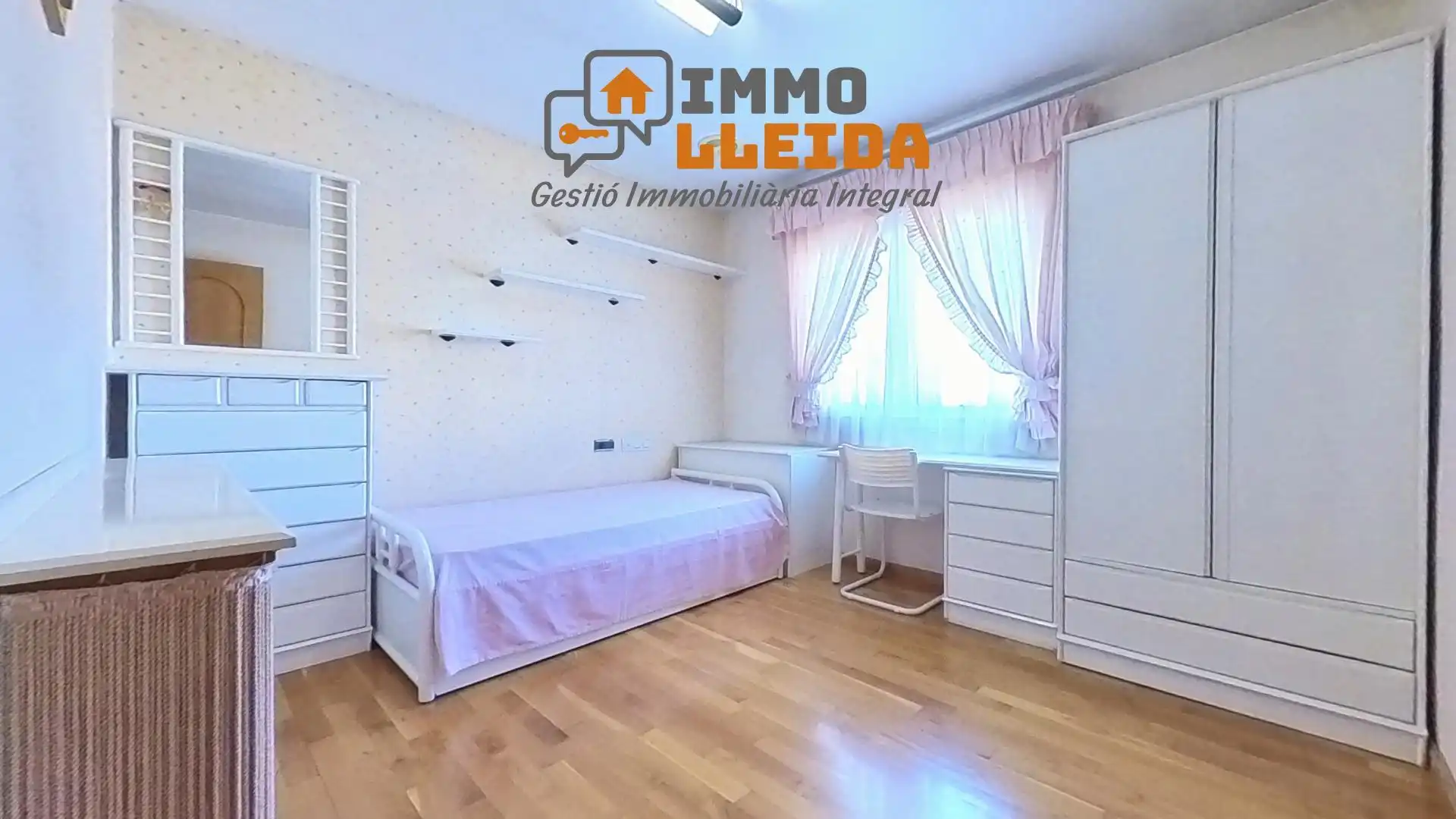 Dormitori de Casa o xalet en venda en Tàrrega amb Calefacció, Terrassa i Moblat