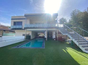 Detached house with balcony for sale in Calle Picos de Europa