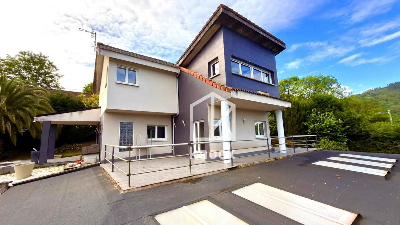 Vista exterior de Casa o xalet en venda en Oviedo  amb Calefacció, Parquet i Terrassa
