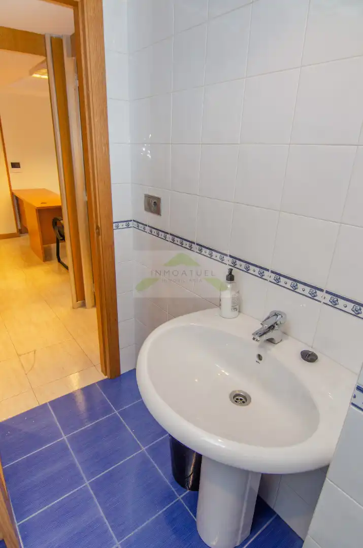 Baño de Local de alquiler en A Coruña Capital  con Amueblado
