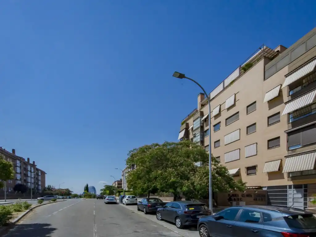 Vista exterior de Pis de lloguer en Madrid amb Jardí privat, Terrassa i Piscina