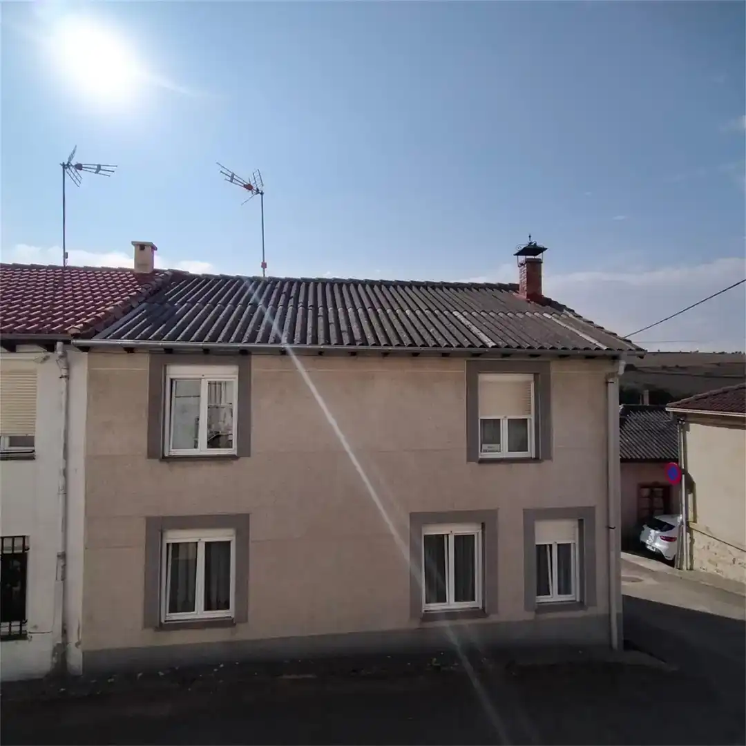 Vista exterior de Casa adosada en venda en Valdeolea amb Rentadora i TV