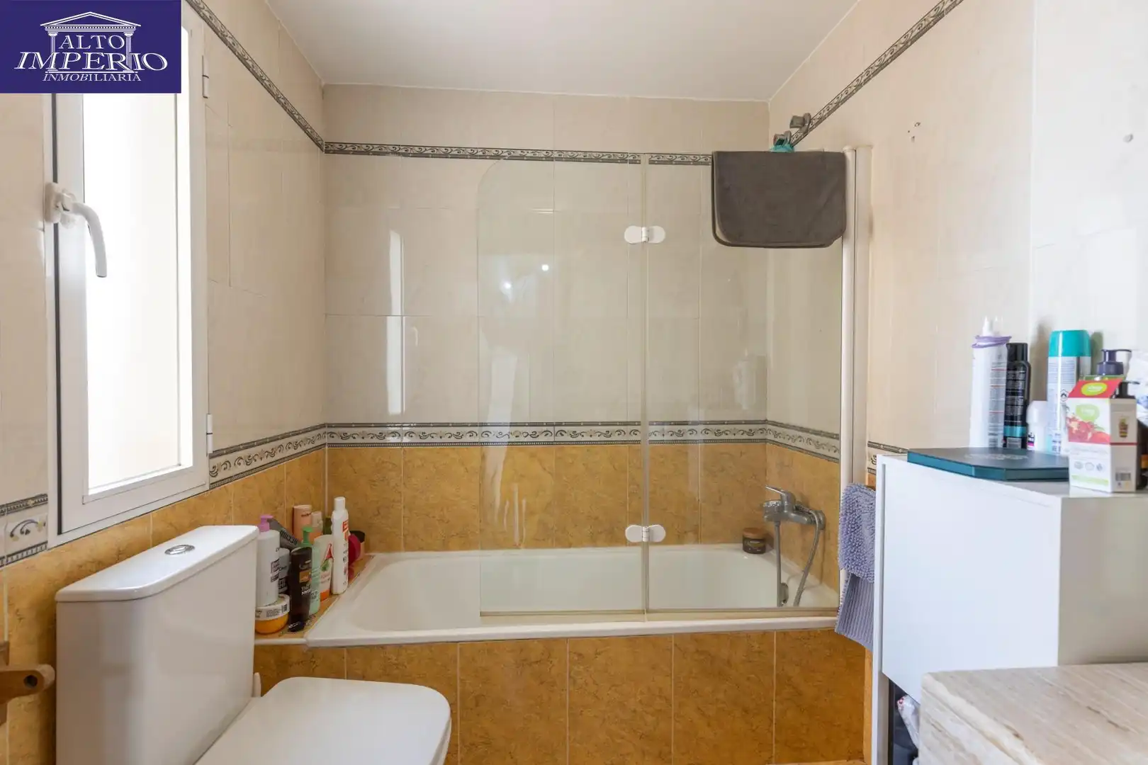 Badezimmer von Haus oder Chalet zum Verkauf in Churriana de la Vega mit Klimaanlage, Terrasse und Balkon