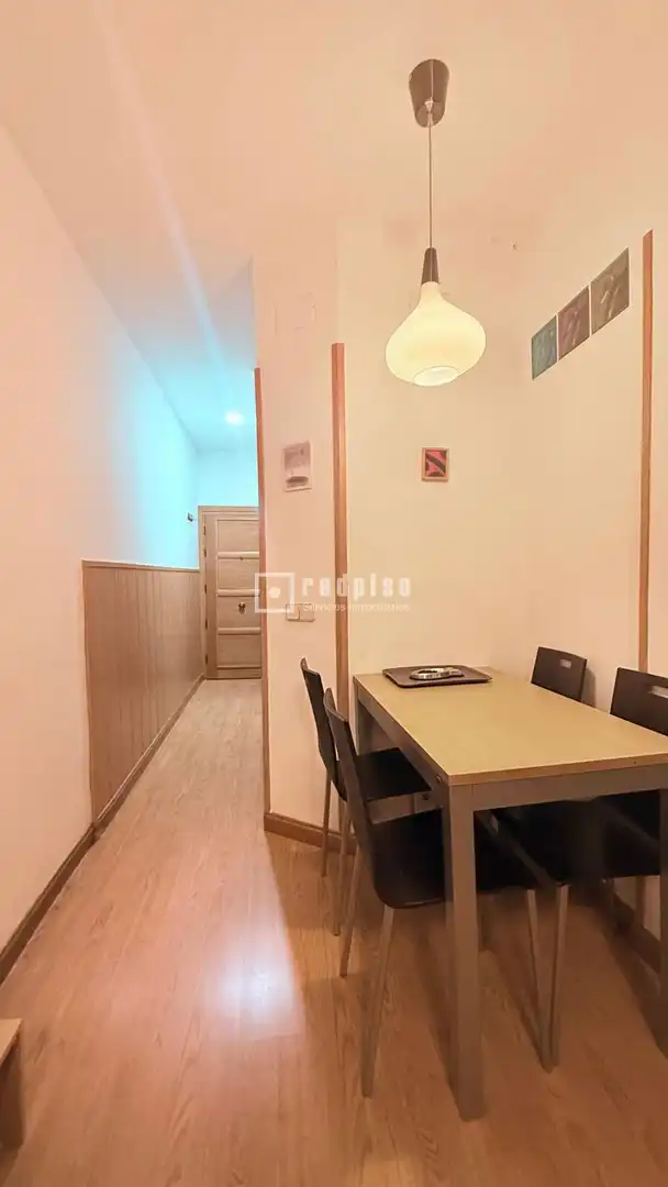 Piso en venta en Comercial, Palomeras Bajas