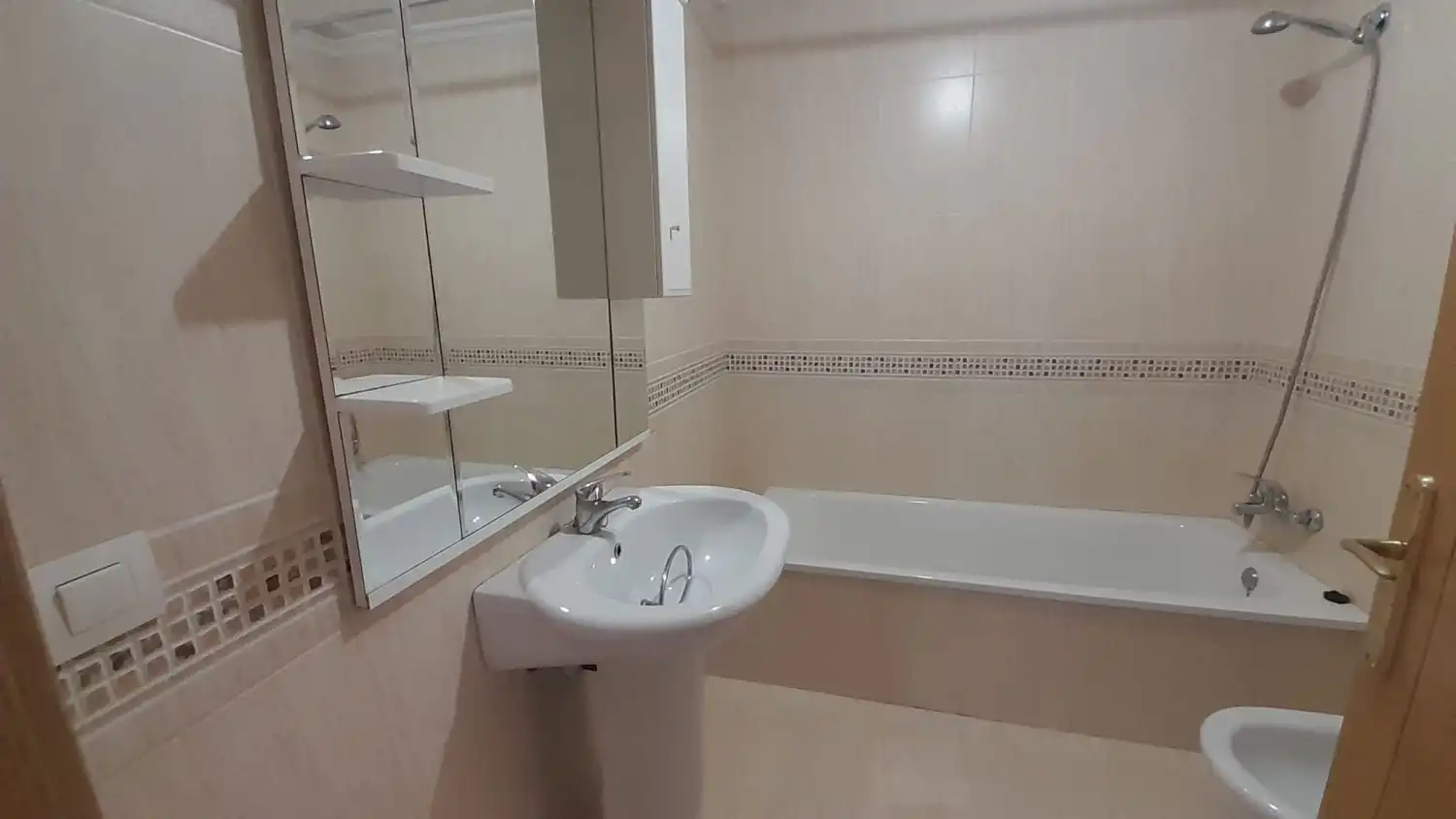 Bany de Àtic de lloguer en Santa Marta de Tormes amb Calefacció, Terrassa i Balcó