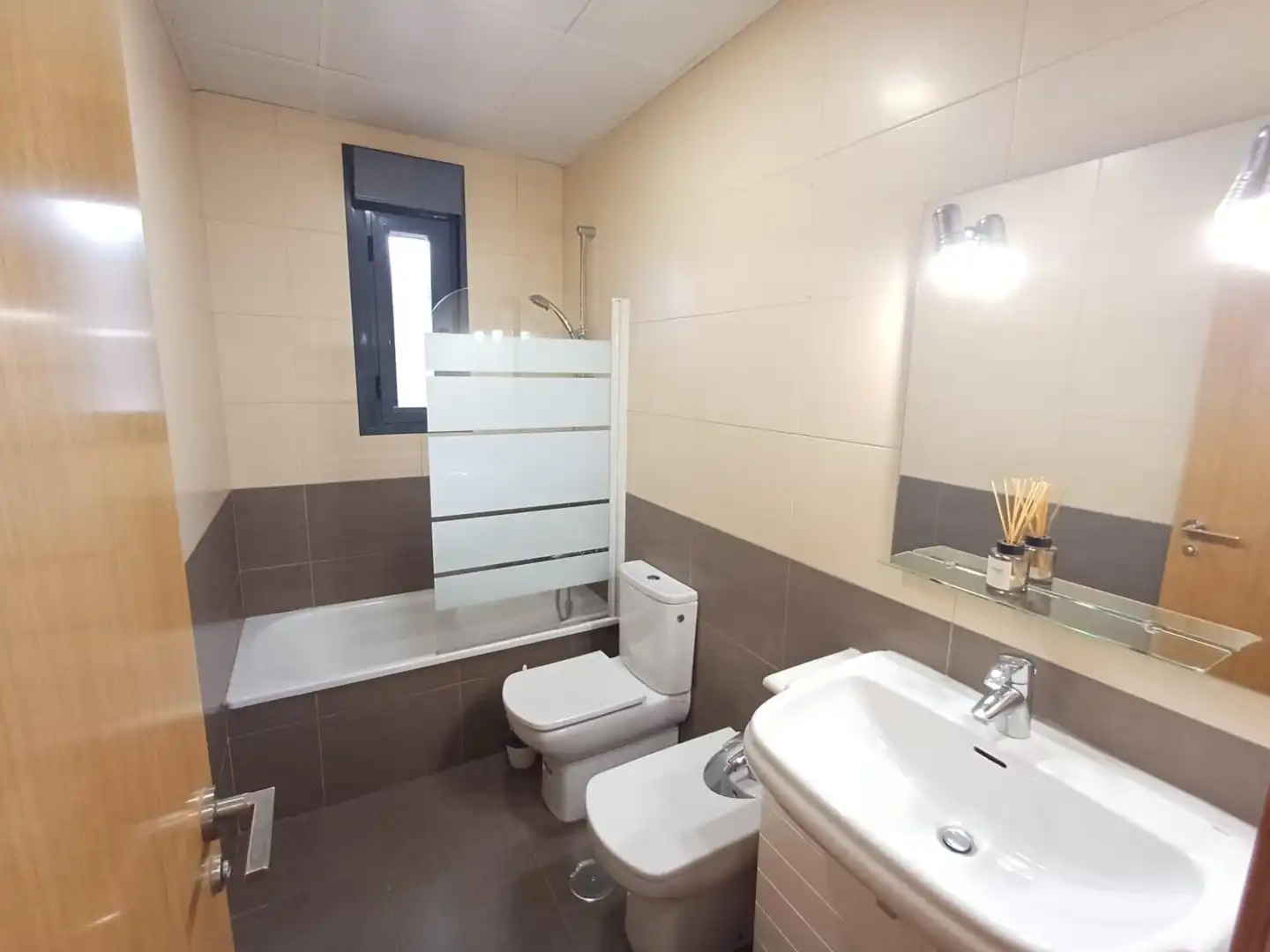 Badezimmer von Erdgeschoss zur Miete in Murcia mit Klimaanlage, Heizung und Parkett